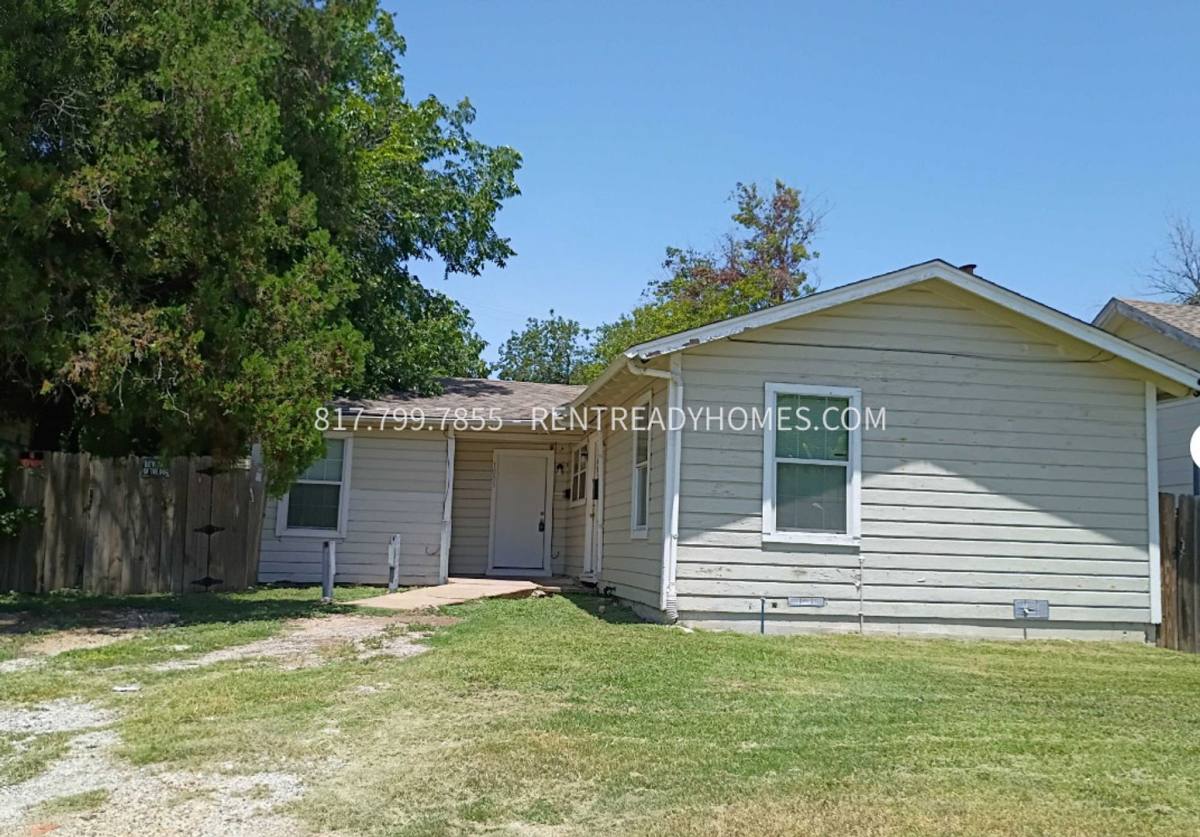 Apartment for rent at 1005 E Davis Ave, Fort Worth, TX 76104