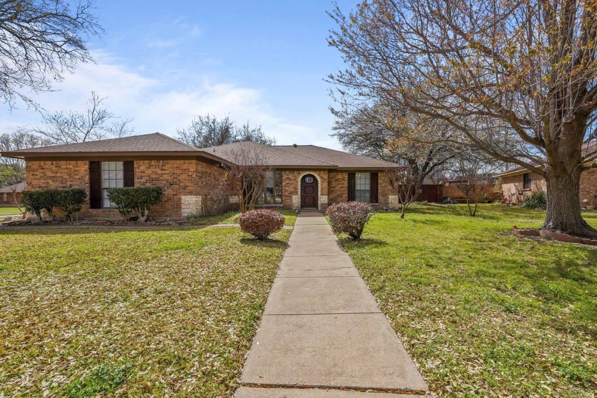 House for rent at 932 Arrow Wood St, Fort Worth, TX 76126