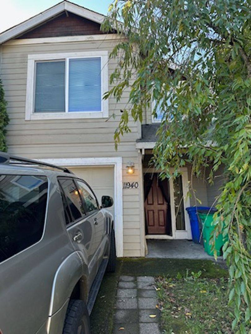 Townhouse for rent at 11940 SE Schiller St, Portland, OR 97266