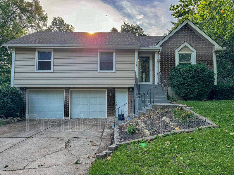 House for rent at 203 SE Keystone Dr, Lees Summit, MO 64063
