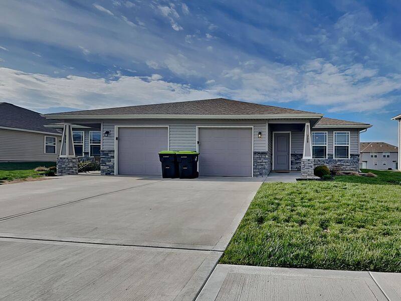 Townhouse for rent at 208 SW Sunflower St, Blue Springs, MO 64014