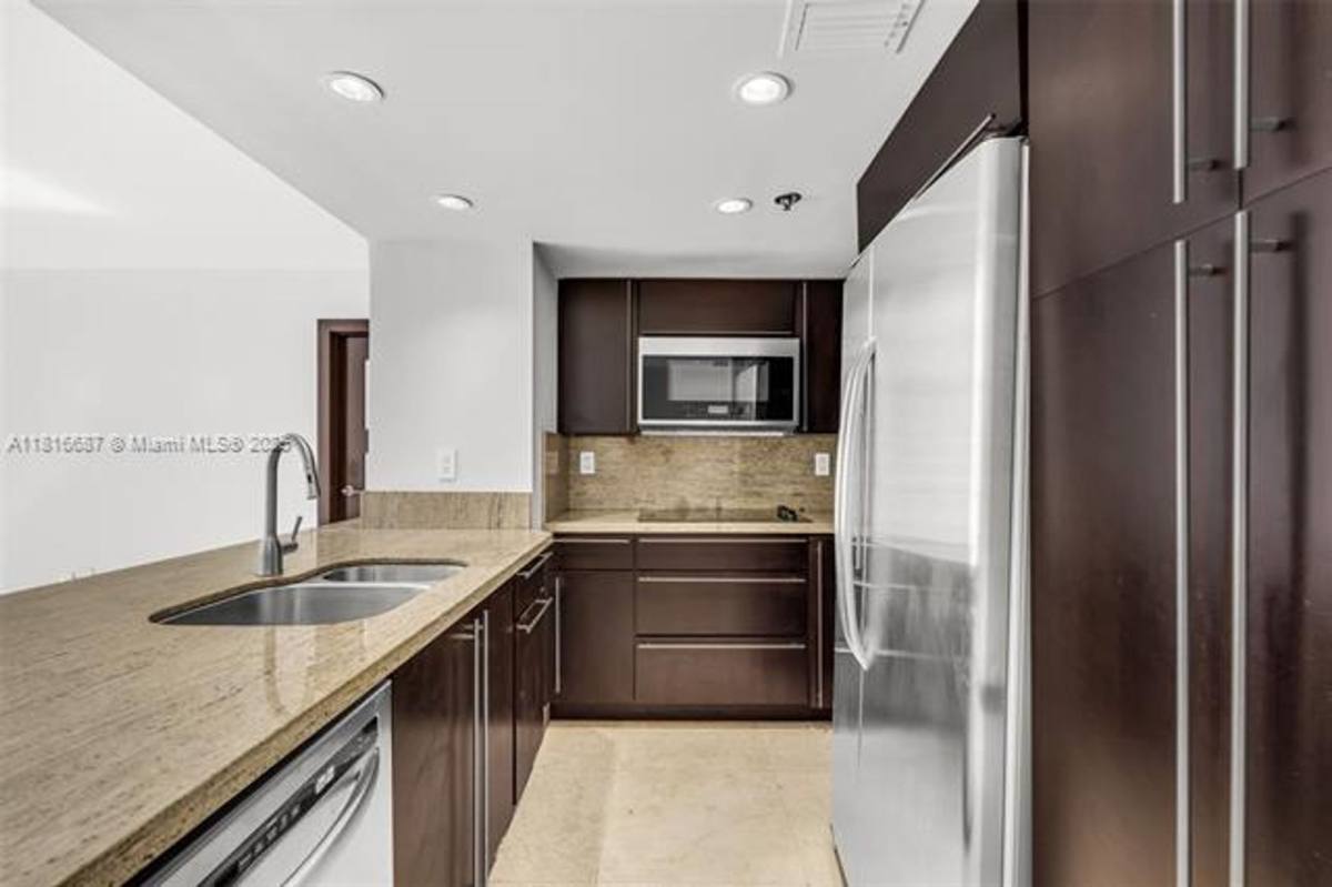 Apartment for rent at 540 Brickell Key Dr, Miami, FL 33131