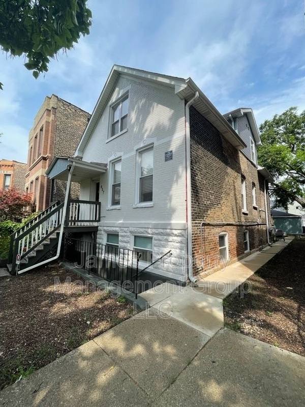 Apartment for rent at 827 N Francisco Ave #2, Chicago, IL 60622