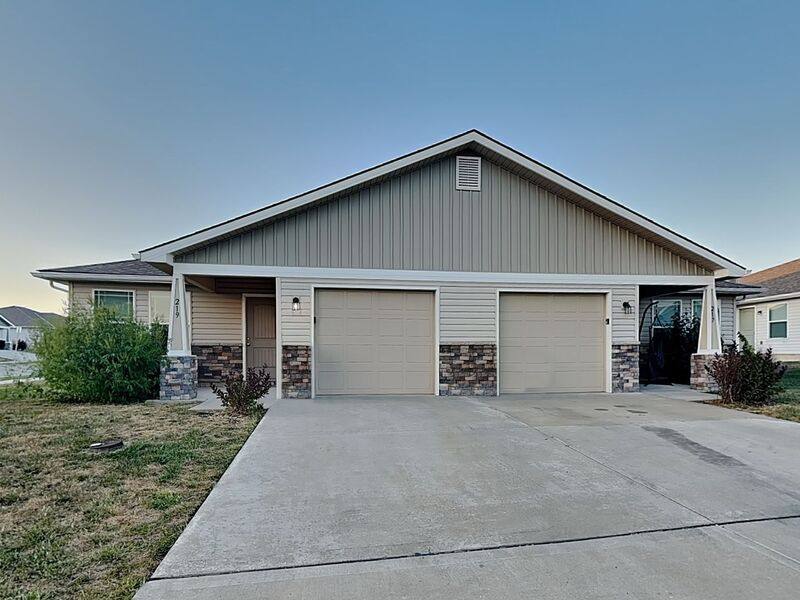 Townhouse for rent at 219 SW Rose St, Blue Springs, MO 64014
