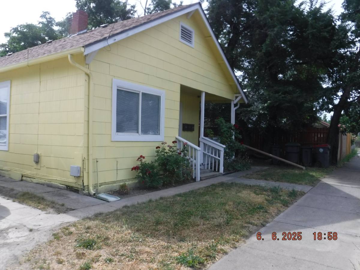 Apartment for rent at 108 N Columbus Ave, Medford, OR 97501