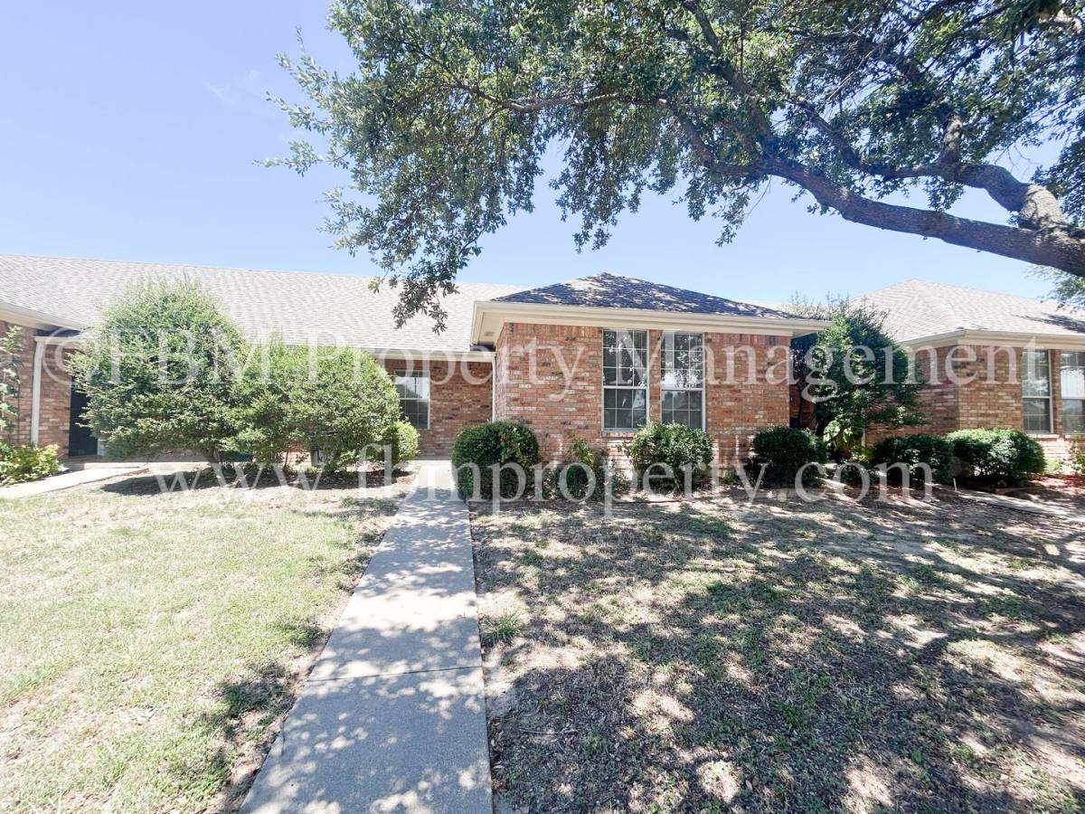 Townhouse for rent at 616 Biloxi Dr, Ennis, TX 75119