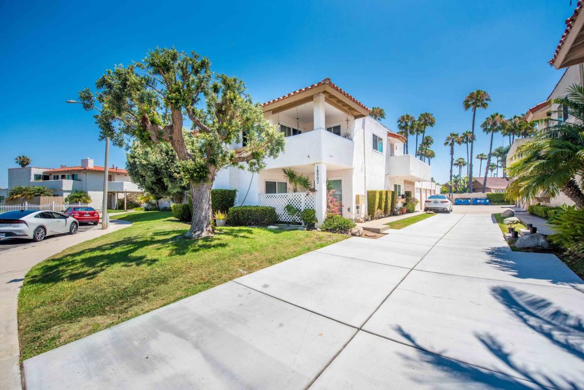 Apartment for rent at 18902 Valley Circle, Huntington Beach, CA 92646