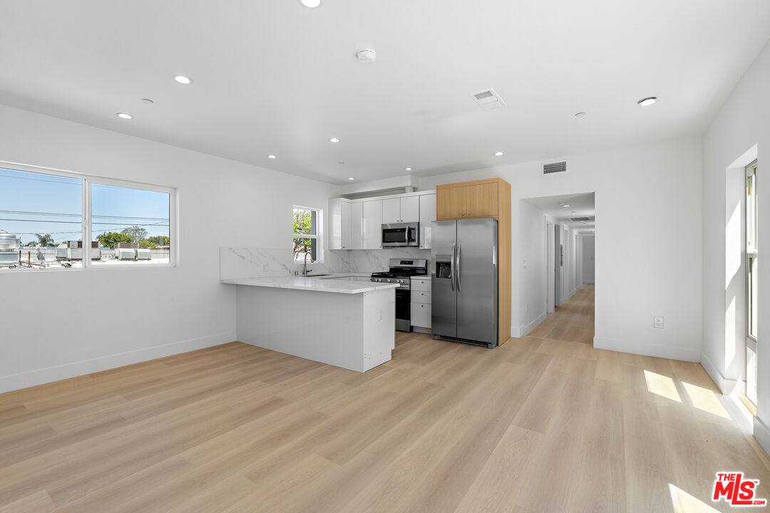 Townhouse for rent at 10963 Calvert St, North Hollywood, CA 91606