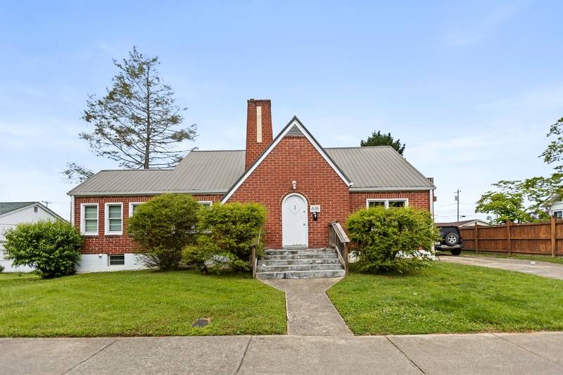 Apartment for rent at 616 W Maple St #1, Johnson City, TN 37604