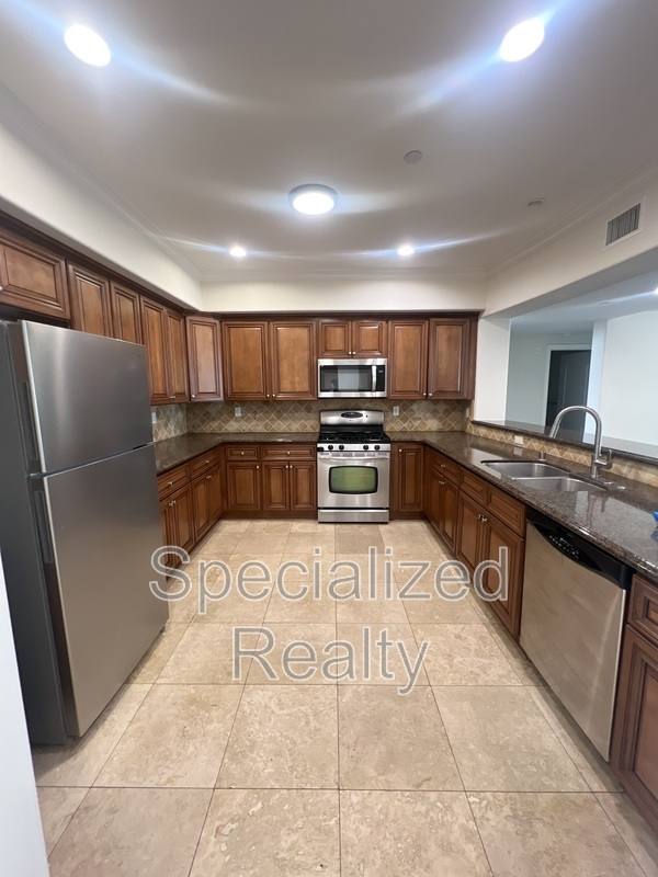 Apartment for rent at 10921 Whipple St #302, North Hollywood, CA 91602