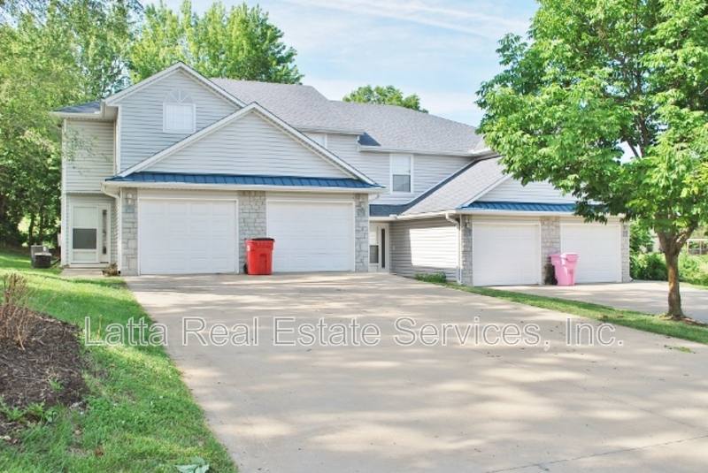 Townhouse for rent at 3214 SW Iron Creek Dr, Blue Springs, MO 64015