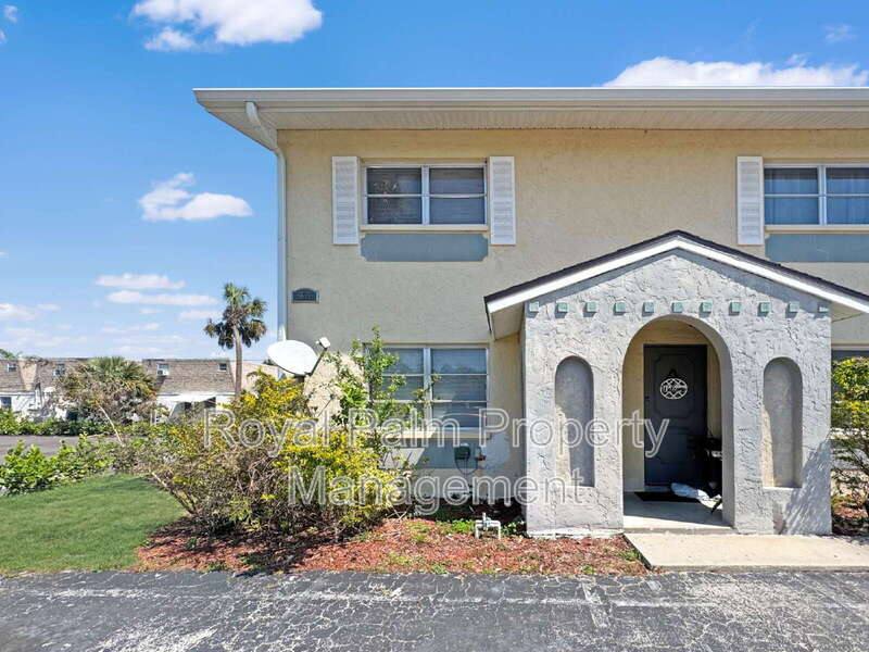 Townhouse for rent at 6635 Warwick Circle #6, Fort Myers, FL 33919
