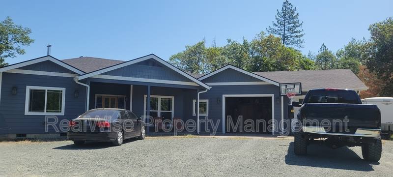 House for rent at 235 Needlewood Dr, Grants Pass, OR 97526
