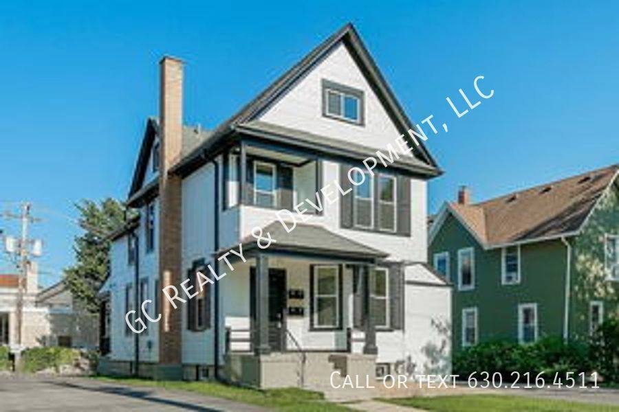Apartment for rent at 123 N W St #2R, Wheaton, IL 60187