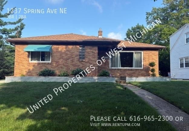 Apartment for rent at 1237 Spring Ave NE, Grand Rapids, MI 49505