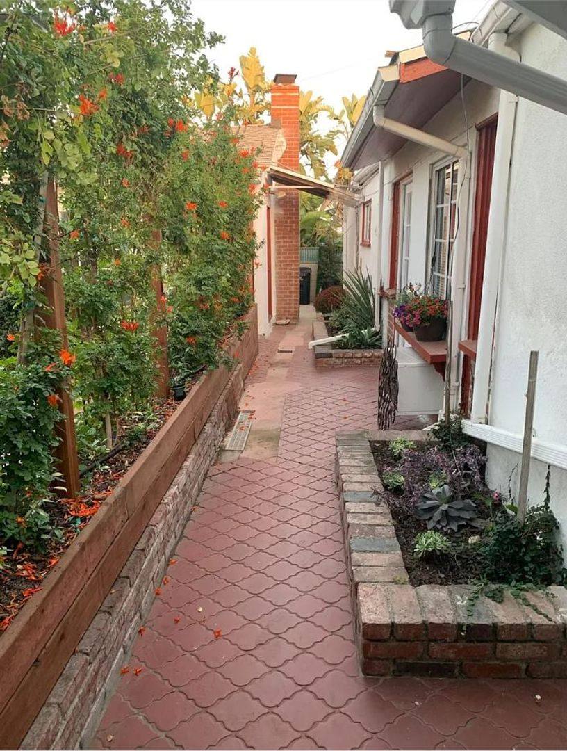 Apartment for rent at 5910 Edgemar Ave, Los Angeles, CA 90043