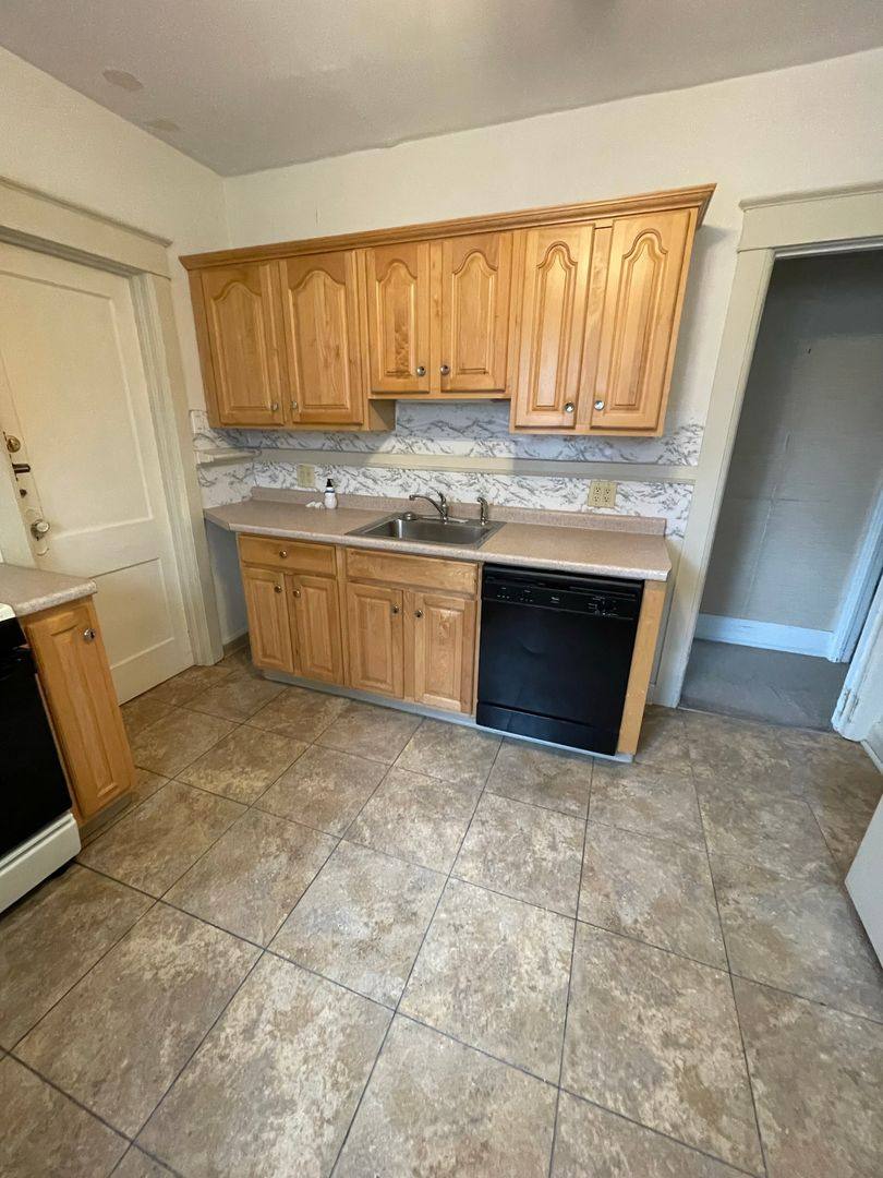 Apartment for rent at 1053-1055 W 25th St, Erie, PA 16502