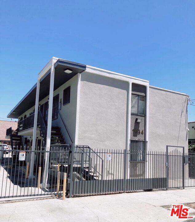 Apartment for rent at 1034 S Ardmore Ave, Los Angeles, CA 90006