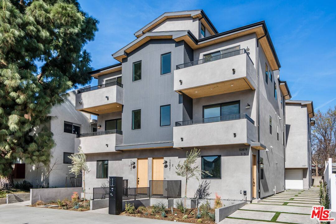 Apartment for rent at 10819 Morrison St #3-3, North Hollywood, CA 91601