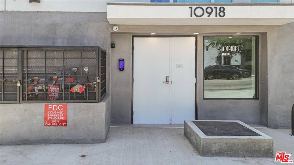 Apartment for rent at 10918 Camarillo St #101, North Hollywood, CA 91602