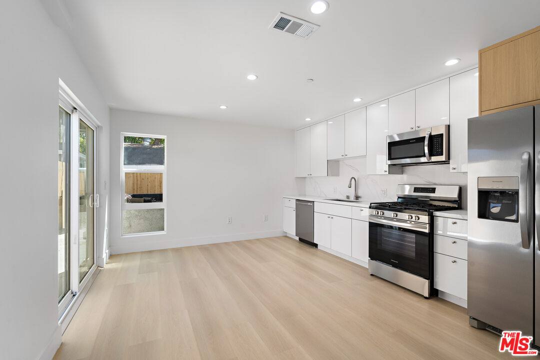 Townhouse for rent at 10965 Calvert St #2-2, North Hollywood, CA 91606