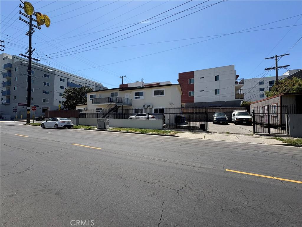 Apartment for rent at 1103 S Hobart Blvd #4-4, Los Angeles, CA 90006