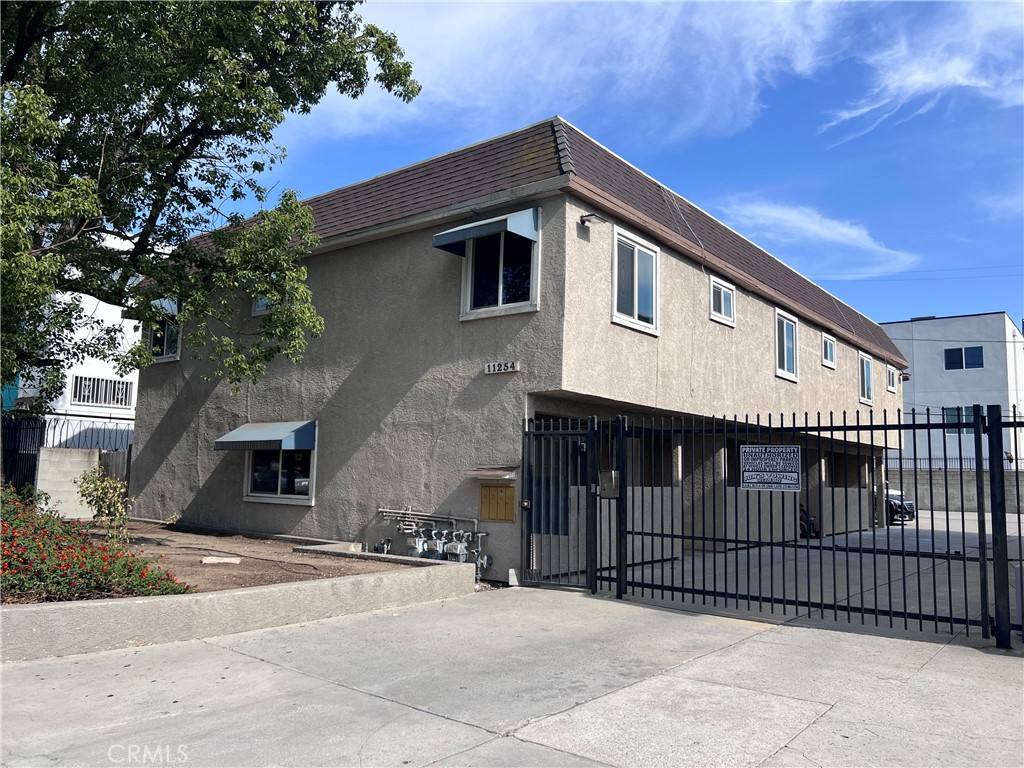 Townhouse for rent at 11254 Oxnard St #3-3, North Hollywood, CA 91606