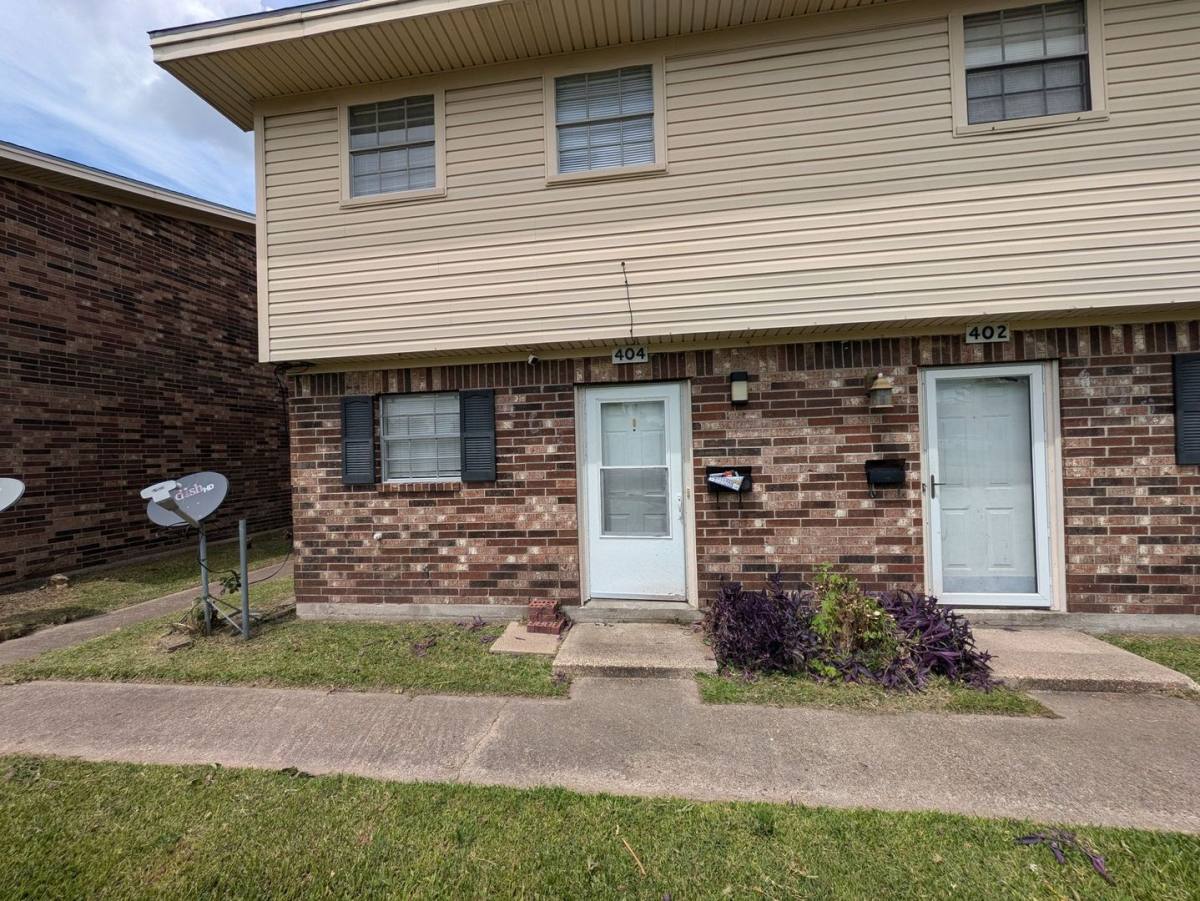 Townhouse for rent at 402 - 418 N, Nederland, TX 77627