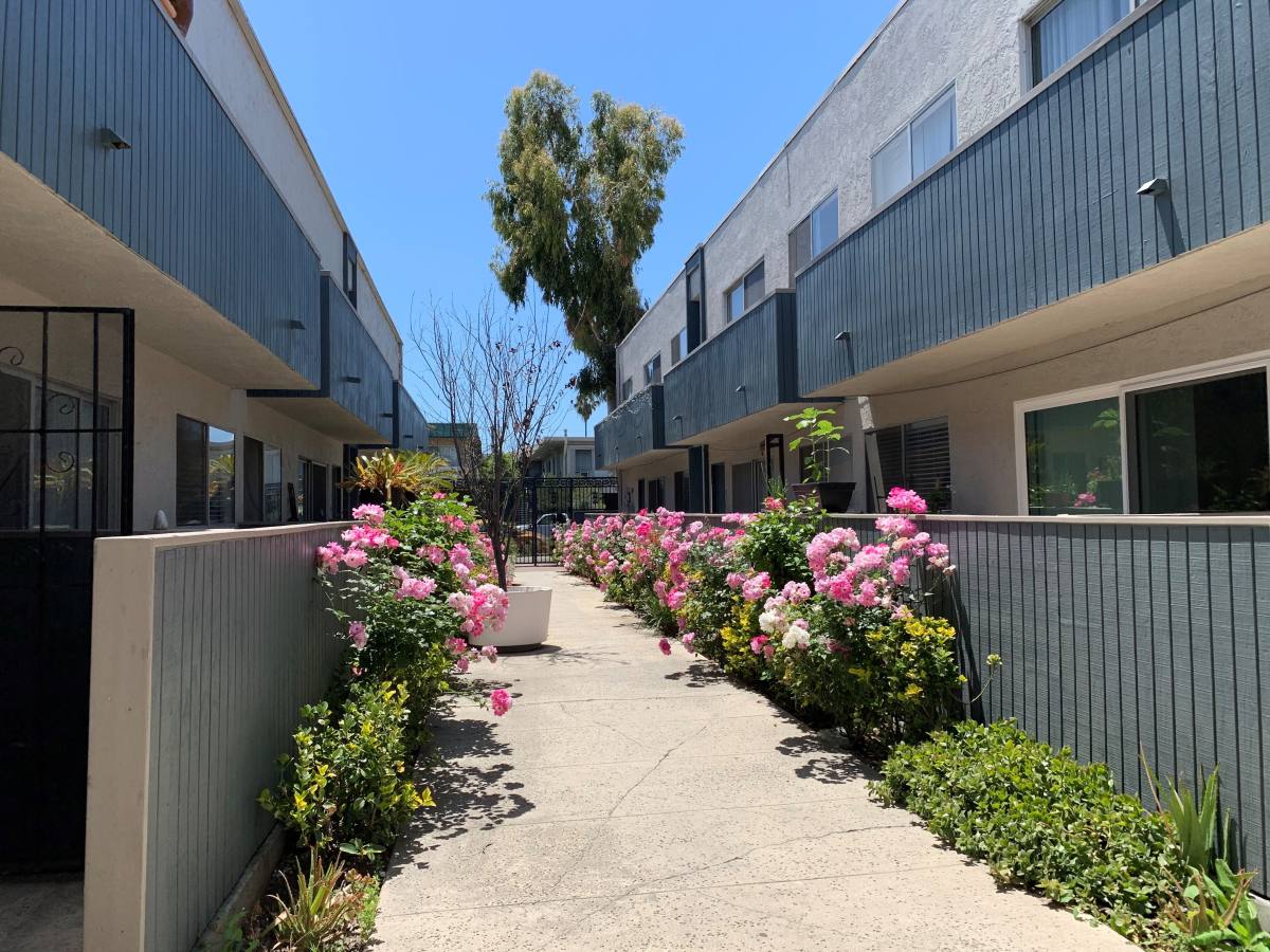 Apartment for rent at 3550-56 Jasmine, Los Angeles, CA 90034