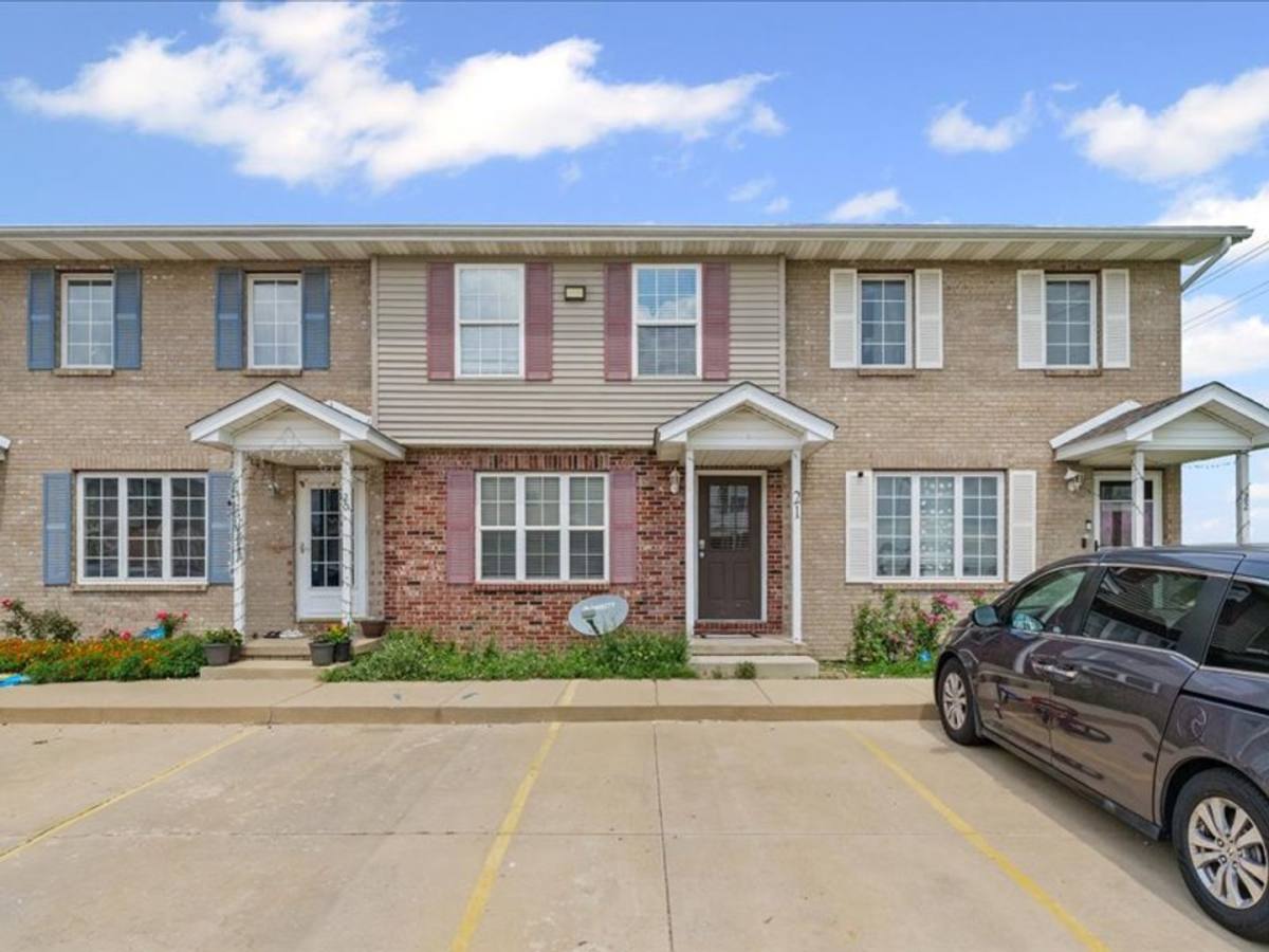 Townhouse for rent at 28 Fetzer Court, Bloomington, IL 61704