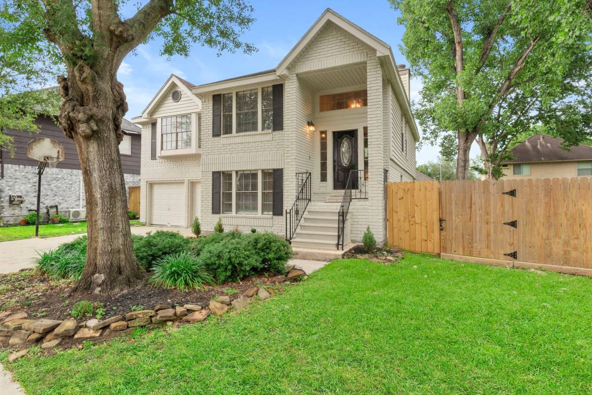 House for rent at 1301 James St, Pearland, TX 77581