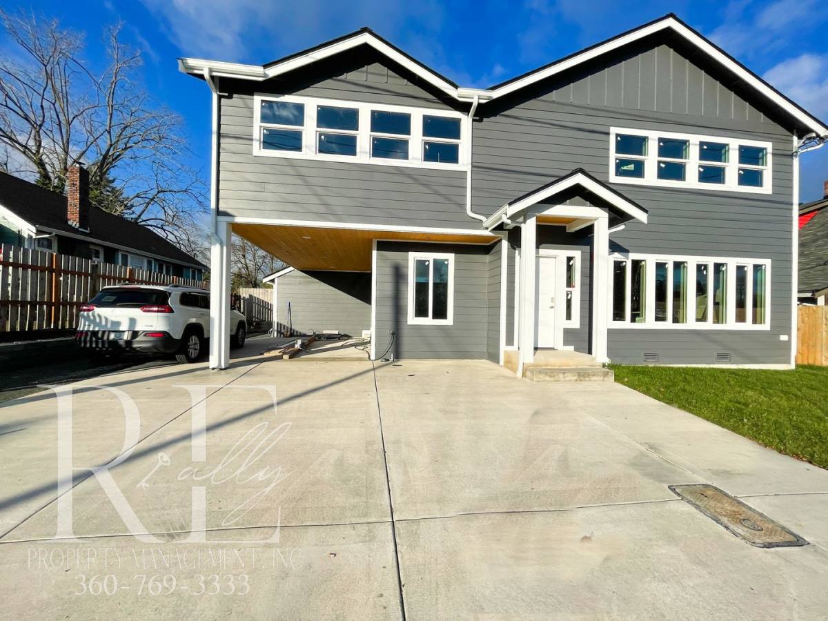 Townhouse for rent at 1702 13th St, Bremerton, WA 98337