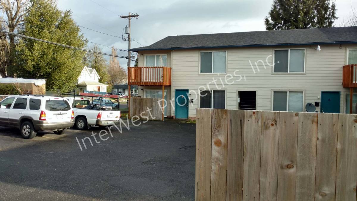 Apartment for rent at 8231 N Fessenden St, Portland, OR 97203