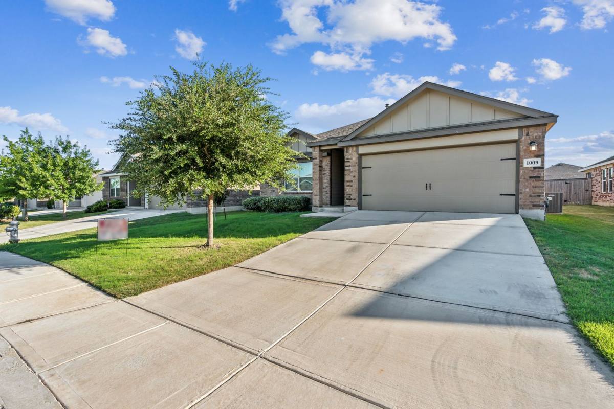 House for rent at 1009 Raceland Dr, San Antonio, TX 78245