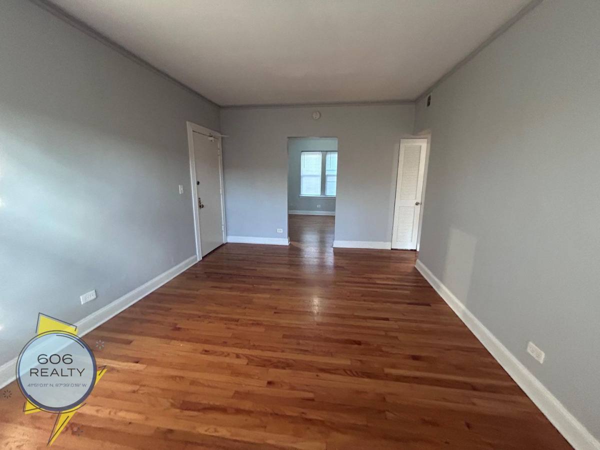 Apartment for rent at 2002 W Jarvis Ave #1, Chicago, IL 60645
