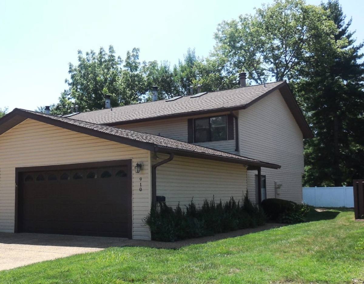 Townhouse for rent at 910 Westwood Dr, Maryville, IL 62062