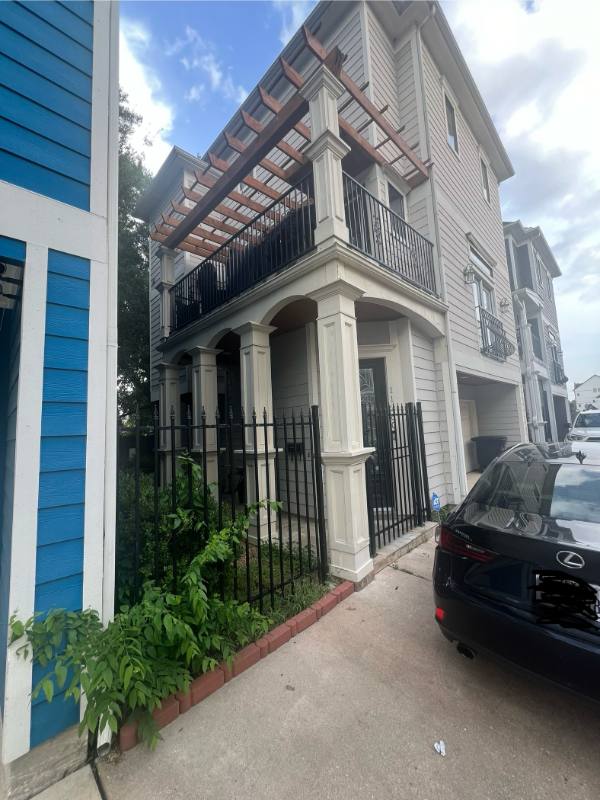 Townhouse for rent at 1126 W 23rd St #C, Houston, TX 77008