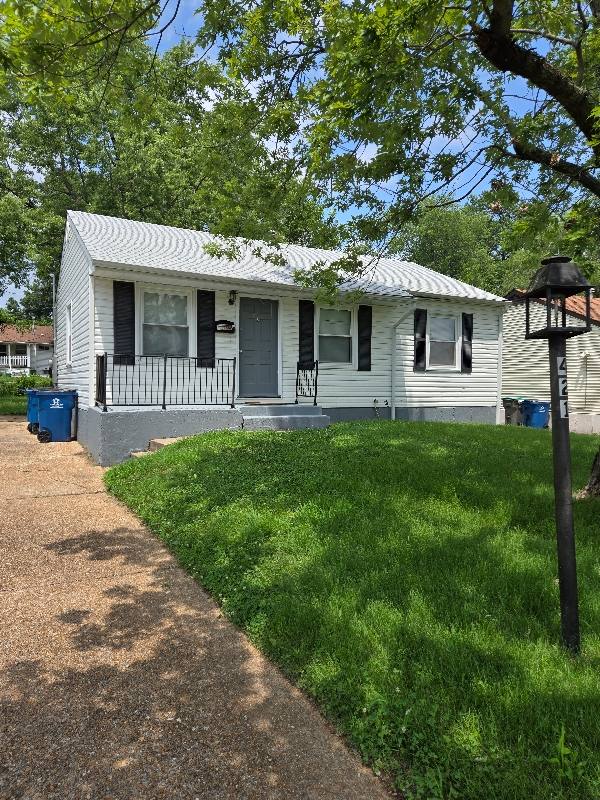 House for rent at 421 Midlothian Rd, Saint Louis, MO 63137