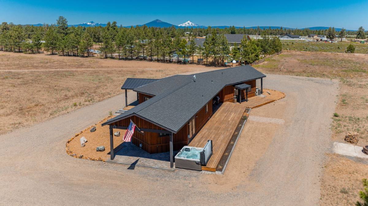 House for rent at 66966 Gist Rd, Bend, OR 97701