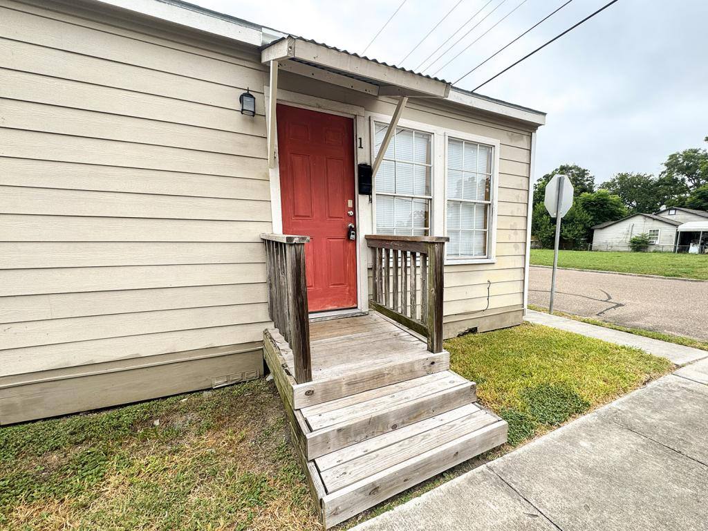 Apartment for rent at 1002 Pine St, Victoria, TX 77901