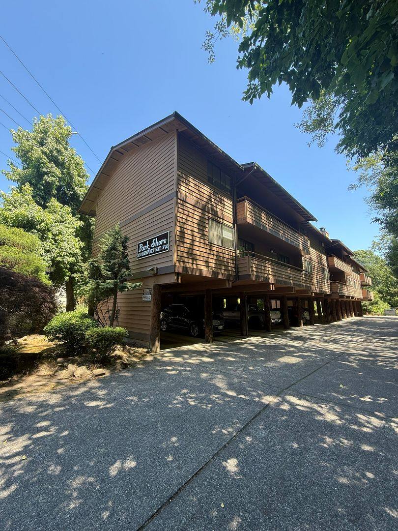 Apartment for rent at 230 Newport Way SW, Issaquah, WA 98027
