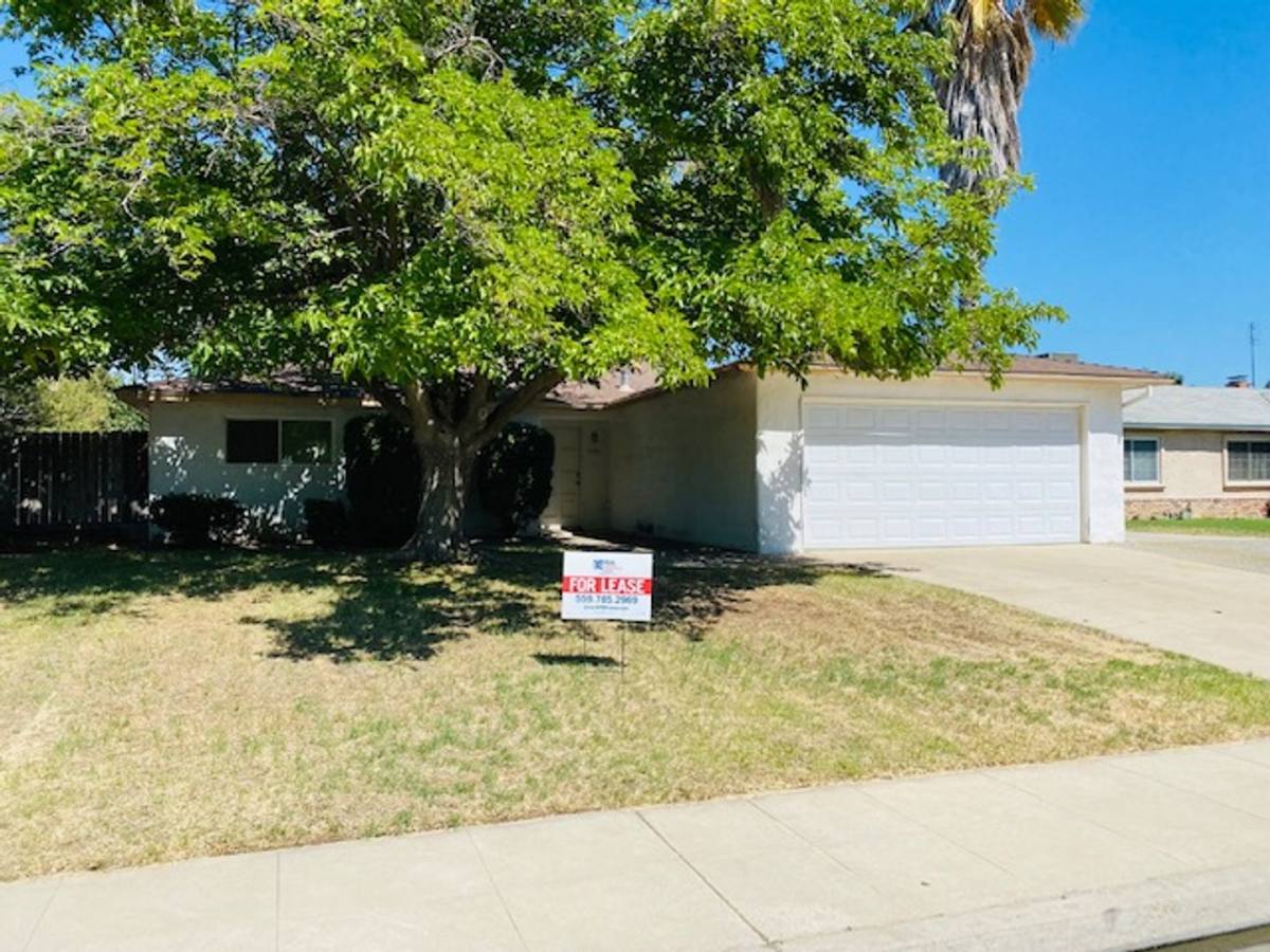 3385 Claremont Ave, Clovis, CA 93611