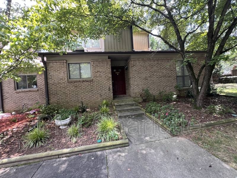 Townhouse for rent at 8087 Charter Oak Lane, Charlotte, NC 28226