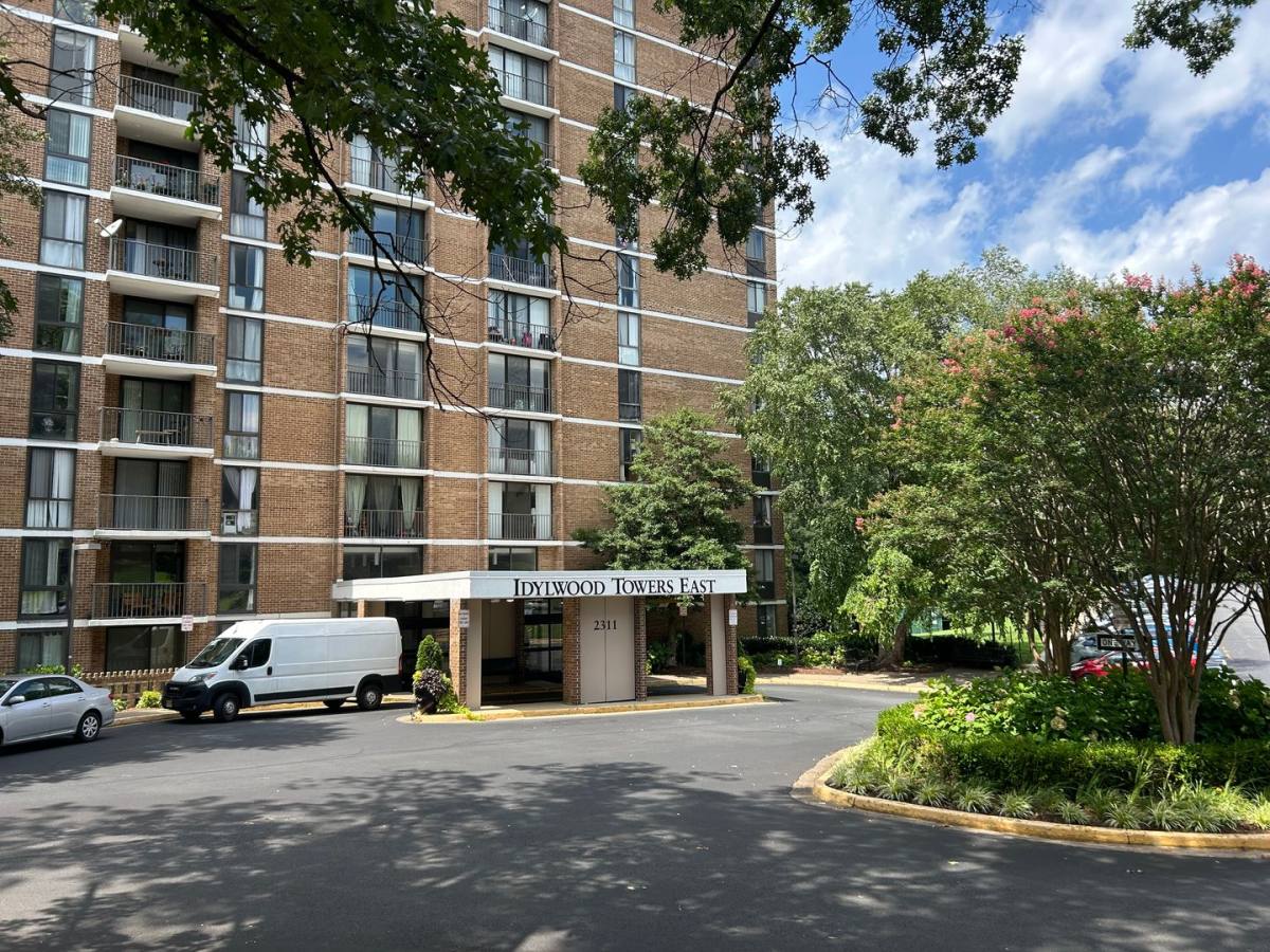 2311 Pimmit Dr #905, Falls Church, VA 22043