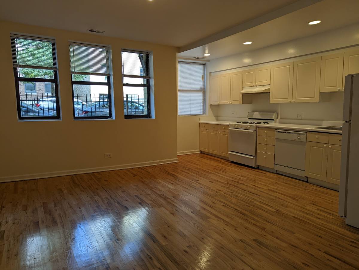 Apartment for rent at 917 W Dakin, Chicago, IL 60613