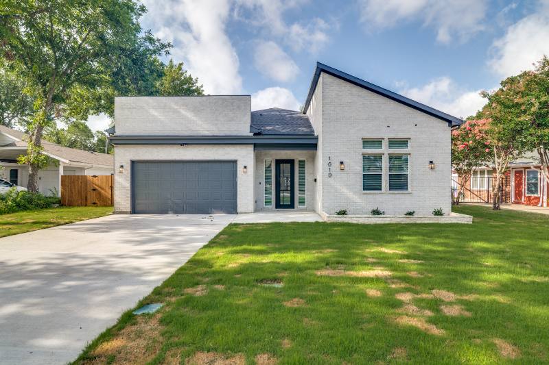 House for rent at 1010 W Ave #F, Garland, TX 75040