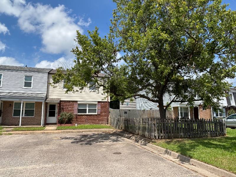 Townhouse for rent at 1211 Warwick Dr, Virginia Beach, VA 23453