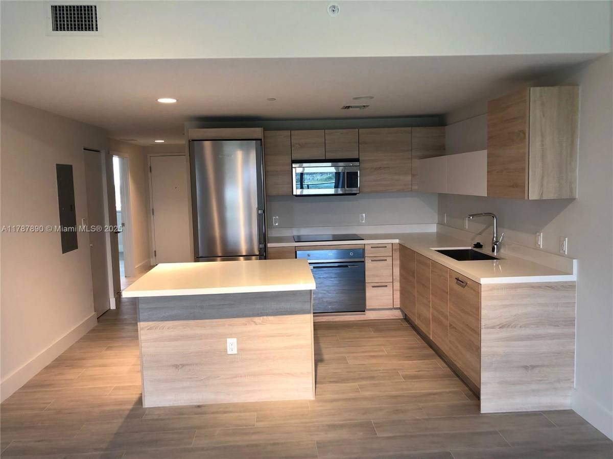 House for rent at 16385 Biscayne Blvd #UN1205, North Miami Beach, FL 33160