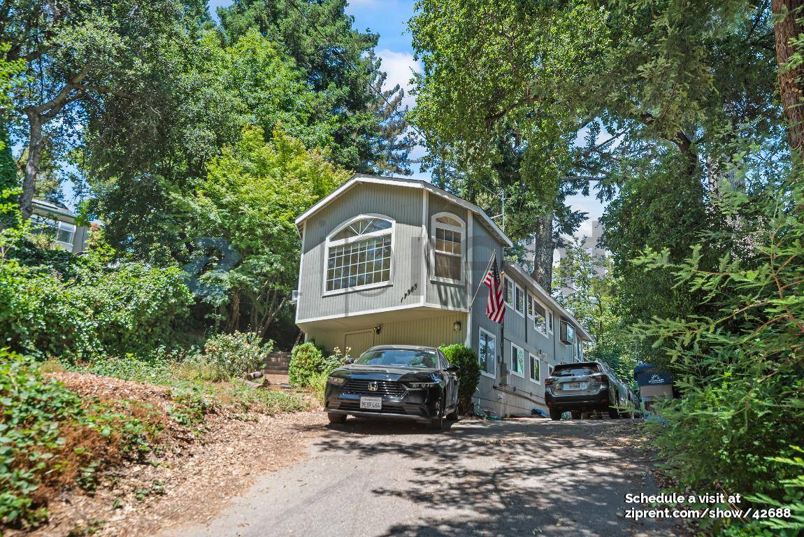 House for rent at 17985 Helen Way #UPSTAIRS, Los Gatos, CA 95033
