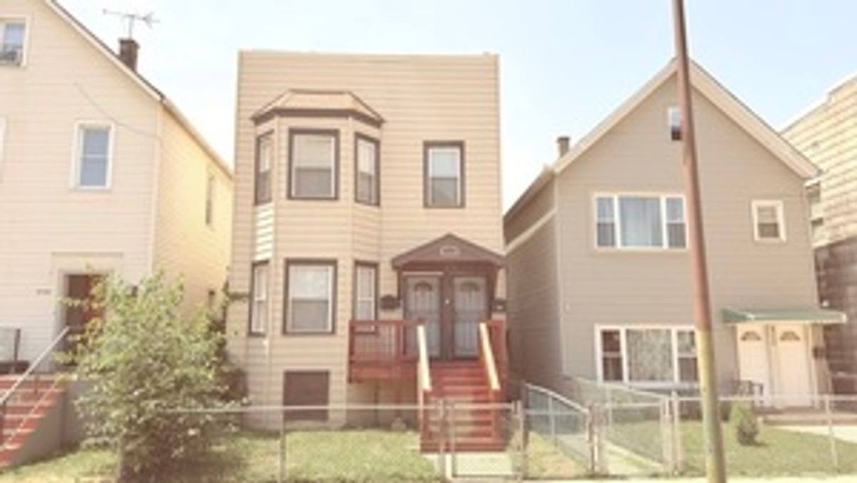 Apartment for rent at 9738 S Ave, Chicago, IL 60617